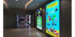 北京奥圆广场的uv软膜灯箱 走过了总忍不住多看几眼 -「震鑫广告」